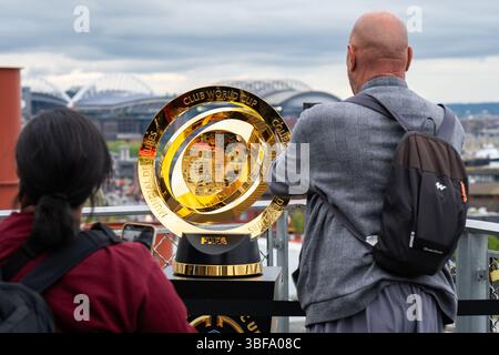 Seattle, Stati Uniti. 31 maggio 2025. Il trofeo della Coppa del mondo per club FIFA arriva a Seattle. Il trofeo è stato esposto oggi sul solarium del Pike Place Market mentre i tifosi di calcio si sono schierati con più di un'ora di anticipo rispetto all'evento di due ore per farsi scattare una foto con l'iconico trofeo. Seattle è destinata a ospitare più partite nel 2026 aggiungendo oltre 1 miliardo di dollari all'economia locale. Crediti: James Anderson/Alamy Live News Foto Stock