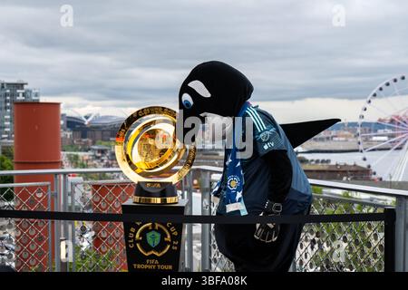 Seattle, Stati Uniti. 31 maggio 2025. Il trofeo della Coppa del mondo per club FIFA arriva a Seattle. Il trofeo è stato esposto oggi sul solarium del Pike Place Market mentre i tifosi di calcio si sono schierati con più di un'ora di anticipo rispetto all'evento di due ore per farsi scattare una foto con l'iconico trofeo. Seattle è destinata a ospitare più partite nel 2026 aggiungendo oltre 1 miliardo di dollari all'economia locale. Crediti: James Anderson/Alamy Live News Foto Stock