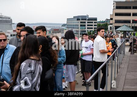Seattle, Stati Uniti. 31 maggio 2025. Il trofeo della Coppa del mondo per club FIFA arriva a Seattle. Il trofeo è stato esposto oggi sul solarium del Pike Place Market mentre i tifosi di calcio si sono schierati con più di un'ora di anticipo rispetto all'evento di due ore per farsi scattare una foto con l'iconico trofeo. Seattle è destinata a ospitare più partite nel 2026 aggiungendo oltre 1 miliardo di dollari all'economia locale. Crediti: James Anderson/Alamy Live News Foto Stock