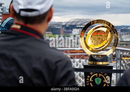 Seattle, Stati Uniti. 31 maggio 2025. Il trofeo della Coppa del mondo per club FIFA arriva a Seattle. Il trofeo è stato esposto oggi sul solarium del Pike Place Market mentre i tifosi di calcio si sono schierati con più di un'ora di anticipo rispetto all'evento di due ore per farsi scattare una foto con l'iconico trofeo. Seattle è destinata a ospitare più partite nel 2026 aggiungendo oltre 1 miliardo di dollari all'economia locale. Crediti: James Anderson/Alamy Live News Foto Stock