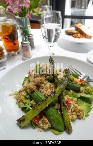 La cena all'aperto al Bryant Park Grill Restaurant è festosa in primavera, Bryant Park, New York, USA, 2025 Foto Stock