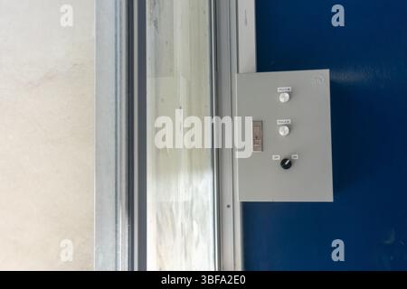 Una vista dettagliata di un pannello di controllo progettato per le applicazioni industriali, con interruttori e pulsanti per la gestione di macchinari e apparecchiature. Foto Stock