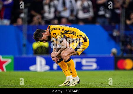 Monaco, Germania. 31 maggio 2025. MONACO DI BAVIERA, GERMANIA - MAGGIO 31: Francesco Acerbi dell'FC Internazionale Milano deluso durante la finale di UEFA Champions League 2025 tra il Paris Saint-Germain e l'FC Internazionale Milano alla Munich Football Arena il 31 maggio 2025 a Monaco di Baviera, Germania. (Foto di Joris Verwijst/Orange Pictures) credito: Orange Pics BV/Alamy Live News Foto Stock