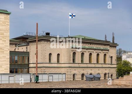 Bandiera finlandese che sventola in alto il giorno dei soldati caduti in Finlandia Foto Stock
