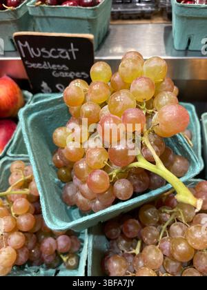 Grappoli di uva Muscat in vendita presso la Food Hall di Grand Central Terminal, 2025, NYC, USA Foto Stock