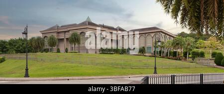L'ufficio del primo Ministro a Bandar seri Begawan, Brunei, presenta un'architettura intricata, circondata da una vegetazione vibrante. Questo monumento rappresenta il significato politico e la bellezza naturale del Brunei Foto Stock