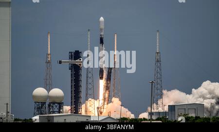 Cape Canaveral, Florida, Stati Uniti. 30 maggio 2025. Un razzo Falcon 9 SpaceX viene lanciato dallo Space Launch Complex 40 alla Cape Canaveral Space Force Station (CCSFS), Florida, trasportando l'ottavo satellite GPS (Global Positioning System) 3 della U.S. Space Force alle 13:37 del pomeriggio EDT. (Immagine di credito: © Jennifer Briggs/ZUMA Press Wire) SOLO PER USO EDITORIALE! Non per USO commerciale! Foto Stock
