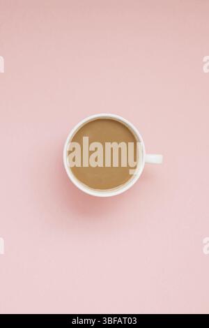 Creative autunno piatto sovraccarico laici top view caffè latte latte cup sulla millenaria sfondo rosa spazio copia stile minimale. Caduta stagione modello per femi Foto Stock