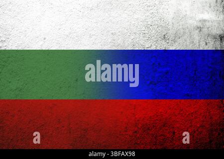 Bandiera nazionale della Federazione russa con bandiera nazionale della Repubblica di Bulgaria. Grunge sfondo Foto Stock