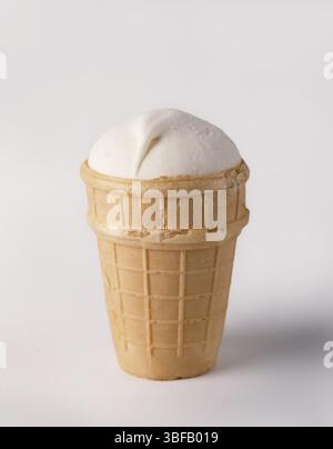 Gelato cremoso in una tazza di waffle, isolare su sfondo bianco Foto Stock
