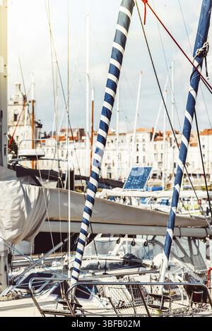 Barche a vela ancorate nel vivace porticciolo nelle giornate di sole, con dettagli nautici Foto Stock