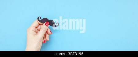 Creative flatlay vista superiore retrò carta nero Photo Booth puntelli baffi donna mani sfondo turchese copia spazio. Gli uomini della coscienza sanitaria mese fathe Foto Stock