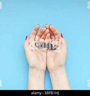 Creative flatlay quadrati vista superiore retrò carta nero Photo Booth puntelli baffi donna mani sfondo turchese spazio copia gli uomini della coscienza sanitaria mese Foto Stock