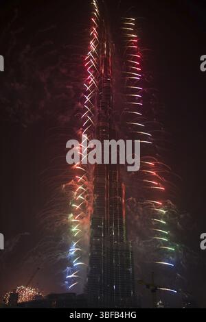 DUBAI, Emirati Arabi Uniti - 01 GENNAIO: Celebrazioni di Capodanno fuochi d'artificio al Burj Khalifa, la torre più alta del mondo, nel centro di Dubai, il 1° gennaio 2015 Foto Stock