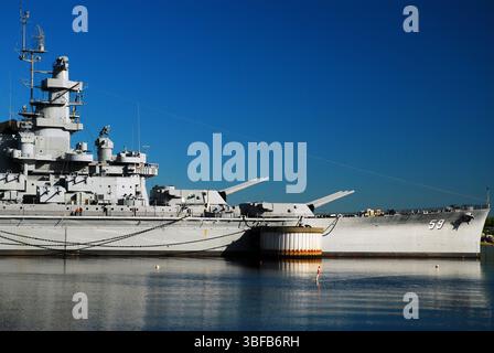 La corazzata USS Massachusetts è ormeggiata lungo altre navi storiche a Fall River, Massachusetts Foto Stock