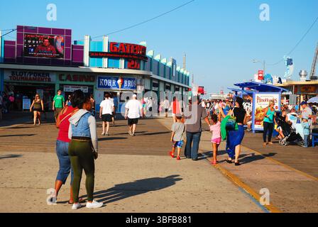 La gente gode di una soleggiata giornata estiva passeggiando sul lungomare di Wildwood, New Jersey, sulla costa del Jersey Foto Stock