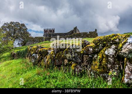Castello di Lindoso, Portogallo, 2 maggio 2024: Fortezza medievale del XIII secolo e monumento militare a guardia del fiume Lima e del confine con la Spagna. Foto Stock