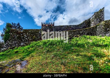 Castello di Lindoso, Portogallo, 2 maggio 2024: Fortezza medievale del XIII secolo e monumento militare a guardia del fiume Lima e del confine con la Spagna. Foto Stock