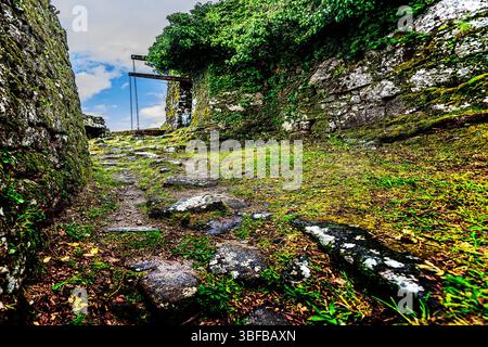 Castello di Lindoso, Portogallo, 2 maggio 2024: Fortezza medievale del XIII secolo e monumento militare a guardia del fiume Lima e del confine con la Spagna. Foto Stock