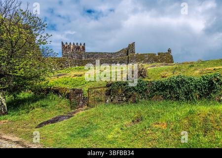 Castello di Lindoso, Portogallo, 2 maggio 2024: Fortezza medievale del XIII secolo e monumento militare a guardia del fiume Lima e del confine con la Spagna. Foto Stock