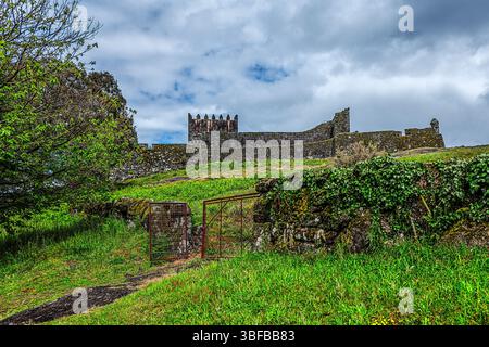 Castello di Lindoso, Portogallo, 2 maggio 2024: Fortezza medievale del XIII secolo e monumento militare a guardia del fiume Lima e del confine con la Spagna. Foto Stock