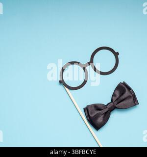 Piazza Creative flatlay overhead vista superiore retrò carta nero Photo Booth puntelli baffi turchese copia di sfondo spazio. Gli uomini della coscienza sanitaria mese f Foto Stock