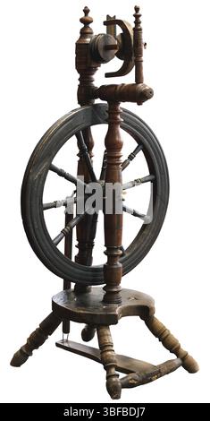 Ruota girevole in legno antico, isolare Foto Stock