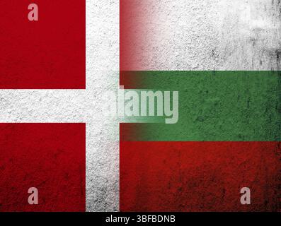 Regno di Danimarca bandiera nazionale con la Repubblica di Bulgaria bandiera nazionale. Grunge sfondo Foto Stock