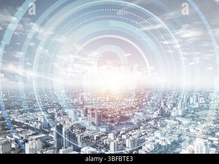 Computer Security concetto e tecnologia dell'informazione. Gestione del rischio e di tutela professionale. Lucchetto virtuale ologramma sullo sfondo della città sk Foto Stock