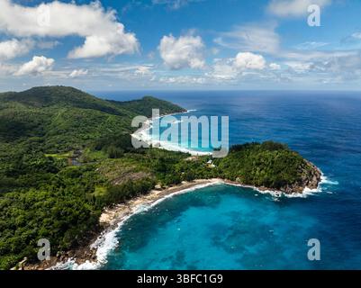 Vista aerea dell'isola di Mahe con splendide spiagge e oceano blu. Seychelles. Foto Stock