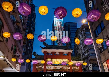 Colorate lanterne viola e gialle situate presso il mercato notturno di Temple Street nel centro di Hong Kong. Foto scattata durante l'ora blu a Hong Kong Foto Stock
