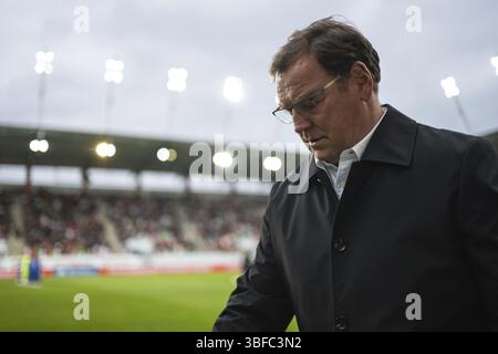 LUBIN, POLONIA - 11 APRILE 2025: Partita di calcio tra KGHM Zaglebie Lubin e Gornik Zabrze. Jan Urban capo allenatore di Gornik Foto Stock
