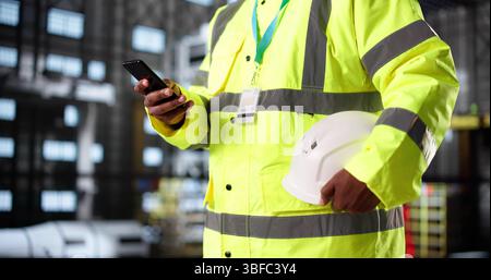 Uomo afroamericano in Hardhat che costruisce Rocket in Engineering Center. Foto Stock