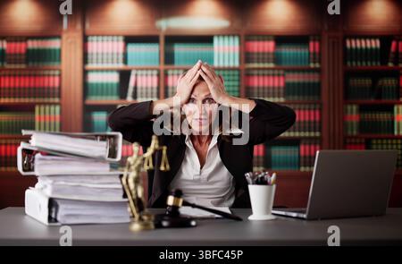 L'addetto alle imposte ha esaurito l'ordinamento delle fatture davanti al computer. Foto Stock