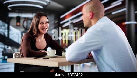 In occasione del loro anniversario, Uno scrittore e un terapista si gusta il caffè insieme. Foto Stock