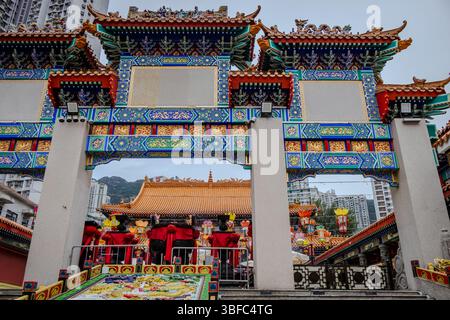 Porta del Tempio di Wong Tai sin, architettura dettagliata situata a Hong Kong Foto Stock
