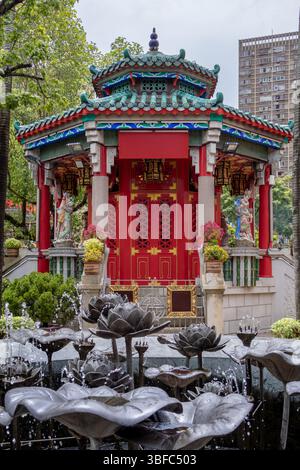 Colorata e dettagliata architettura della pagoda del padiglione al Tempio di Wong Tai sin nella città di Hong Kong Foto Stock