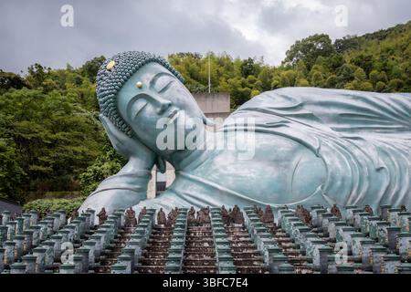 Statua di Buddha in bronzo pendente presso il tempio di Nanzoin situato vicino a Fukuoka, in Giappone Foto Stock