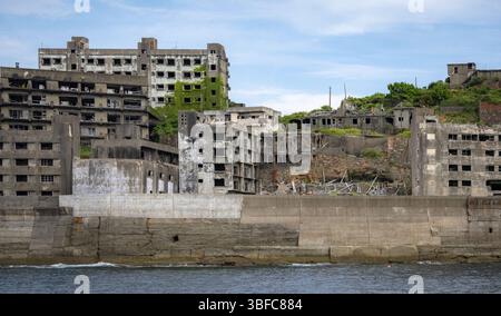 L'isola abbandonata di Hashima Gunkanjima, un sito patrimonio culturale dell'umanità a Nagasaki Foto Stock