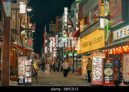 Tokyo, Giappone - 30 maggio 2025 Ameyoko è una strada commerciale situata a Taito Ward, Tokyo. Foto di alta qualità Foto Stock