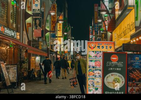Tokyo, Giappone - 30 maggio 2025 Ameyoko è una strada commerciale situata a Taito Ward, Tokyo. Foto di alta qualità Foto Stock