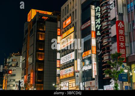 Tokyo, Giappone - 30 maggio 2025 Ameyoko è una strada commerciale situata a Taito Ward, Tokyo. Foto di alta qualità Foto Stock