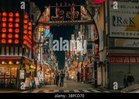 Tokyo, Giappone - 30 maggio 2025 Ameyoko è una strada commerciale situata a Taito Ward, Tokyo. Foto di alta qualità Foto Stock