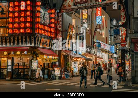 Tokyo, Giappone - 30 maggio 2025 Ameyoko è una strada commerciale situata a Taito Ward, Tokyo. Foto di alta qualità Foto Stock