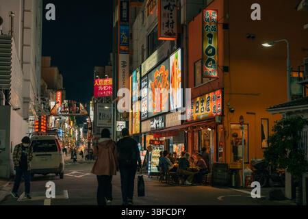 Tokyo, Giappone - 30 maggio 2025 Ameyoko è una strada commerciale situata a Taito Ward, Tokyo. Foto di alta qualità Foto Stock