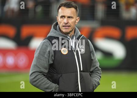 LUBIN, POLONIA - 11 APRILE 2025: Partita di calcio tra KGHM Zaglebie Lubin e Gornik Zabrze. Leszek Ojrzynski allenatore di Zaglebie Foto Stock