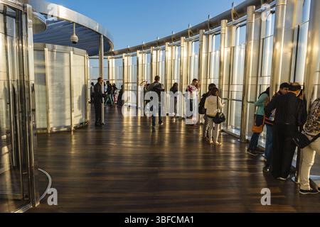 DUBAI, Emirati Arabi Uniti - 2 GENNAIO: Persone in cima alla piattaforma di osservazione dell'edificio più alto del mondo Burj al Khalifa il 2 gennaio 2015 a Dubai, uni Foto Stock