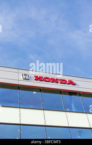 Logo Honda su sfondo blu brillante situato nell'edificio della sede della concessionaria a Lione, Francia - 23 febbraio 2020 Foto Stock