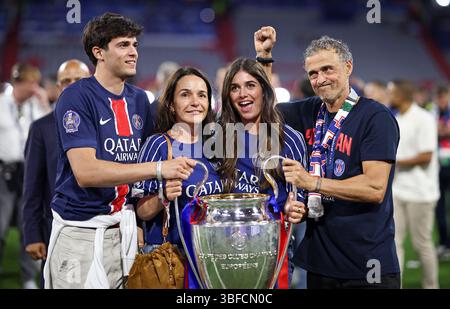 MONACO DI BAVIERA, GERMANIA - MAGGIO 31: Luis Enrique, capo allenatore del Paris Saint-Germain, posa per una fotografia con il trofeo UEFA Champions League insieme a suo figlio Pacho Martinez, sua moglie Elena Cullell e la figlia Sira Martinez dopo la vittoria della sua squadra la finale di UEFA Champions League 2025 tra Paris Saint-Germain e FC Internazionale Milano il 31 maggio 2025 a Monaco di Baviera, Germania. © diebilderwelt / Alamy Stock Foto Stock