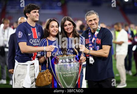 MONACO DI BAVIERA, GERMANIA - MAGGIO 31: Luis Enrique, capo allenatore del Paris Saint-Germain, posa per una fotografia con il trofeo UEFA Champions League insieme a suo figlio Pacho Martinez, sua moglie Elena Cullell e la figlia Sira Martinez dopo la vittoria della sua squadra la finale di UEFA Champions League 2025 tra Paris Saint-Germain e FC Internazionale Milano il 31 maggio 2025 a Monaco di Baviera, Germania. © diebilderwelt / Alamy Stock Foto Stock